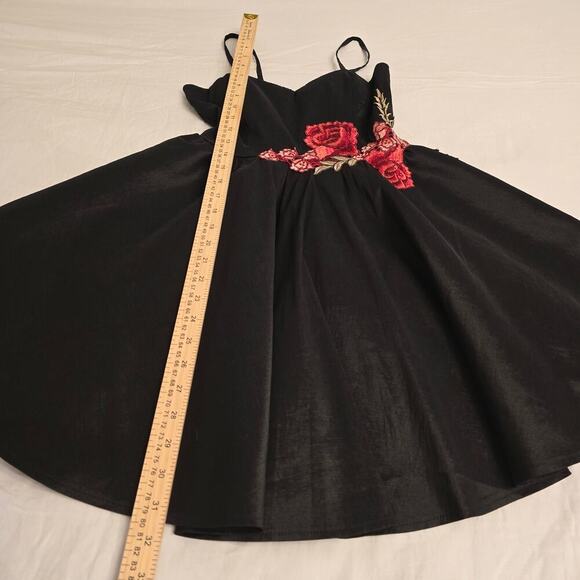Black Mini Dress Sz S Sweetheart Embroided Rose Applique Strappy Whimsigoth Y2K - Picture 9 of 11